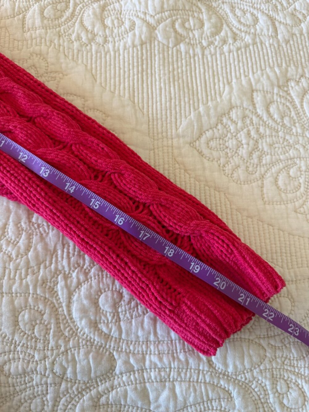Cozy oversized hot pink sweater with a classic crew neck and braided pattern - Picture 4 of 5